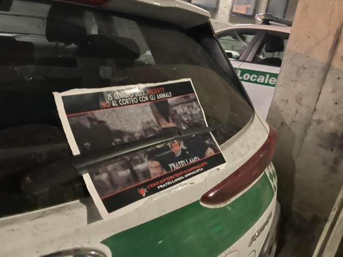 Blitz di Centopercentoanimalisti contro la sfilata degli animali
