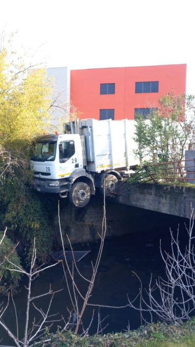 Camion in bilico sul ponte, l’autista si getta nell’Olona