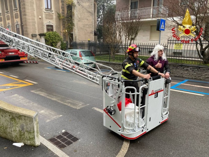 Befana in Pediatria al Del Ponte… coi Vigili del Fuoco