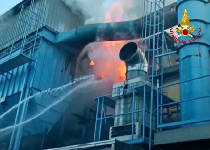 Incendio in fonderia, sul posto i Vigili del Fuoco