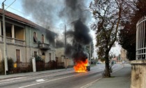 Auto prende fuoco in mezzo alla strada: intervengono i pompieri