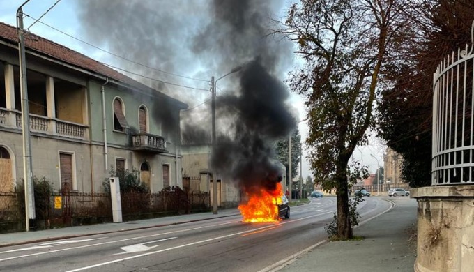 Auto prende fuoco in mezzo alla strada: intervengono i pompieri
