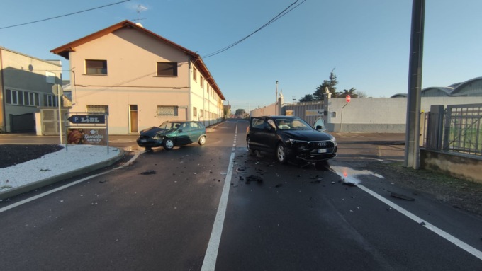 Incidente a Cislago, strada chiusa per due ore