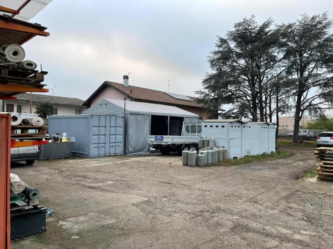 Cade dal retro del camion: codice rosso a Marnate