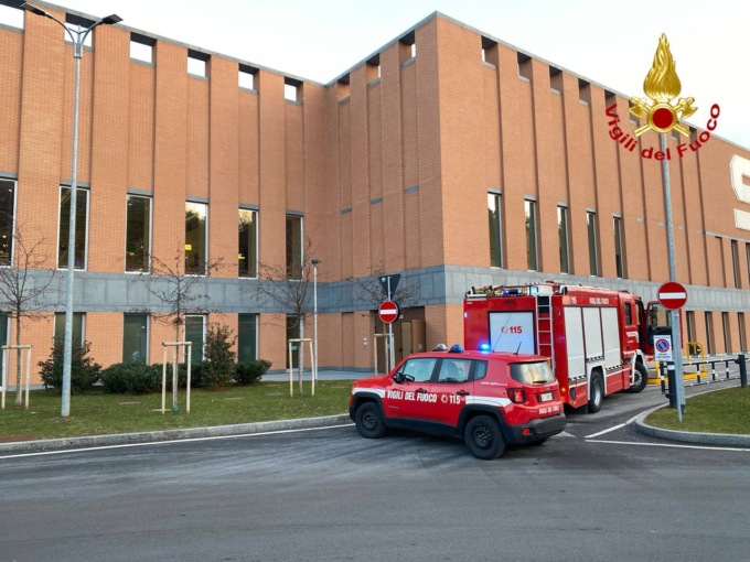 Principio d’incendio all’Esselunga, supermercato evacuato