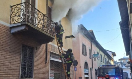 Incendio a Vedano, famiglia evacuata: incendio partito forse da un caricabatterie