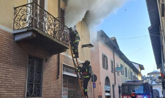 Incendio a Vedano, famiglia evacuata: incendio partito forse da un caricabatterie