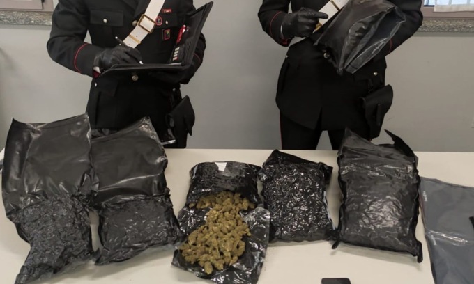 Nel “pacco sospetto” dagli Stati Uniti tre chili di droga