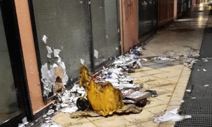 Vandali in azione nella notte: cartoni bruciati in piazza De Gasperi