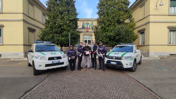 Cislago Cuore dona un defibrillatore alla Polizia locale
