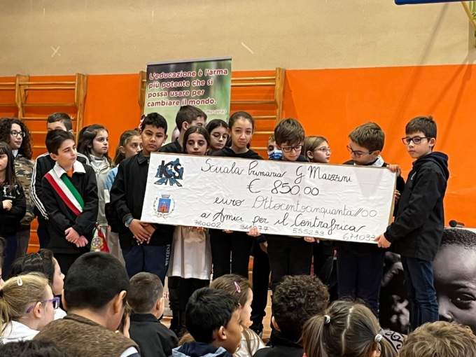 Cislago, gli alunni della primaria donano un assegno per il Centrafrica