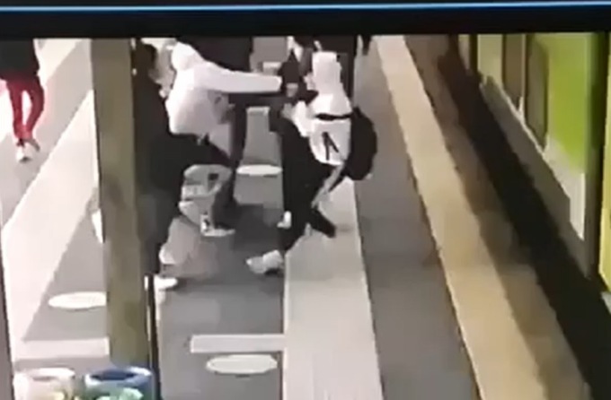 Le scioccanti immagini del ragazzino spinto contro il treno a Seregno