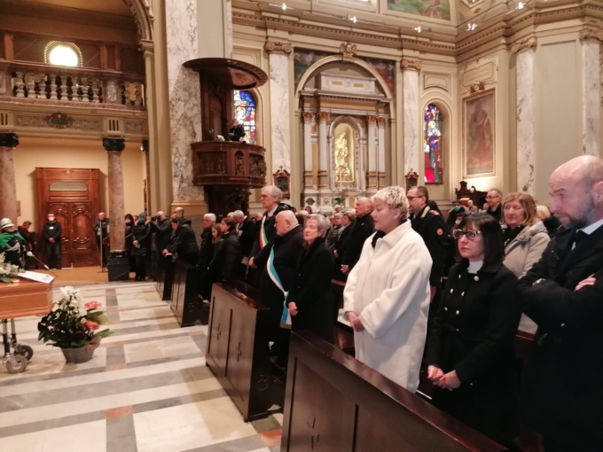 Chiesa gremita a Saronno per l’addio ad Angelo Proserpio