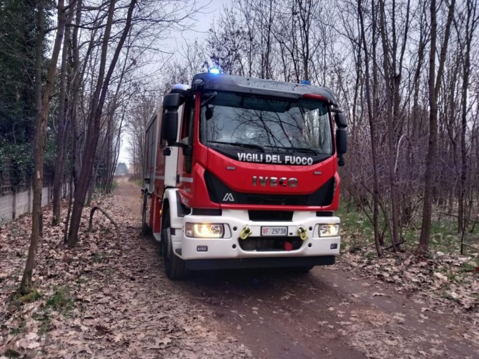Bosco in fiamme a Marnate