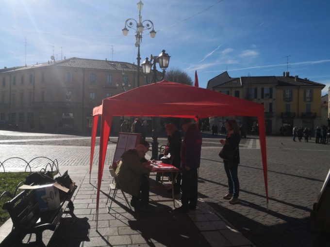 Raccolta firme in piazza per una legge che garantisca maggiori risorse per il Comune