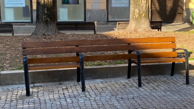 Taglio del nastro per la nuova panchina inclusiva