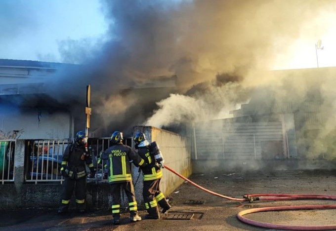 Capannone in fiamme a Lazzate: VVF al lavoro
