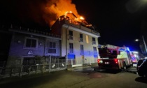 Tetto in fiamme: vigili del fuoco a Gallarate