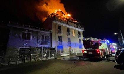 Tetto in fiamme: vigili del fuoco a Gallarate