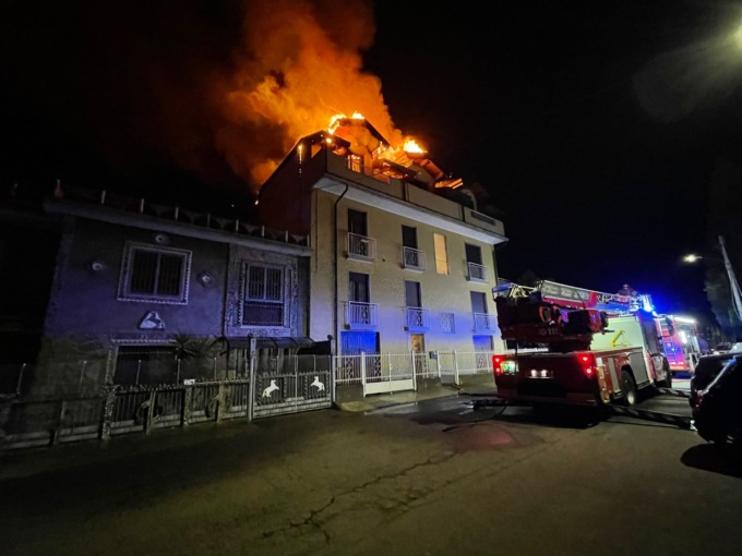 Tetto in fiamme: vigili del fuoco a Gallarate