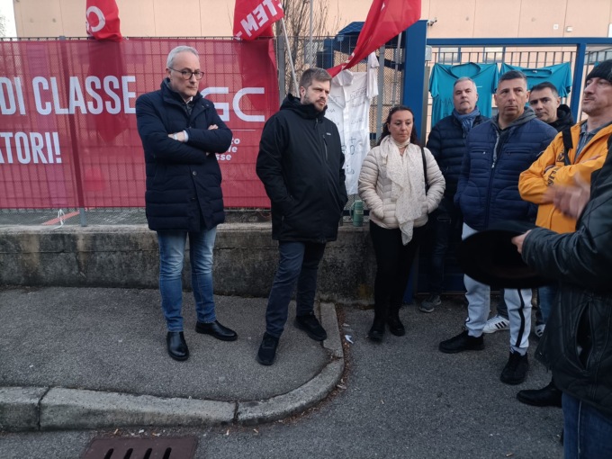 Majorino al presidio fuori dalla Suominen di Mozzate: “Regione deve intervenire”