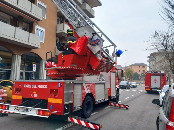 Chiude la mamma fuori sul balcone: intervento dei VVF a Castellanza