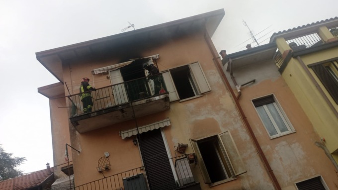 Incendio in una palazzina: appartamento inagibile