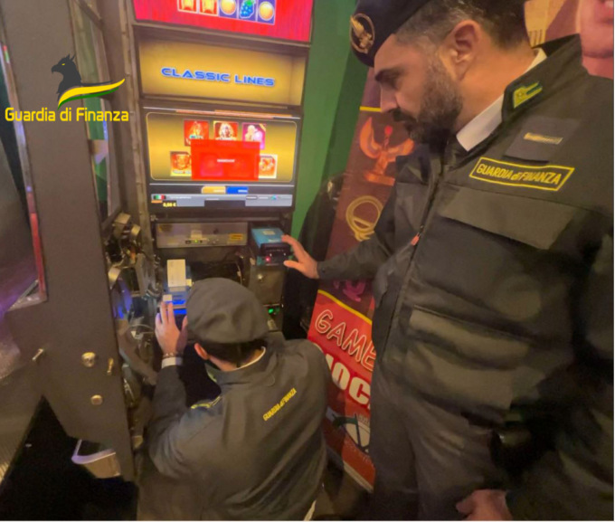 Gestiva le Slot machine e si era intascato 700mila euro: denunciato imprenditore