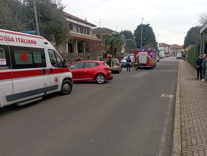 Cislago, perde il controllo del mezzo e finisce fuori strada
