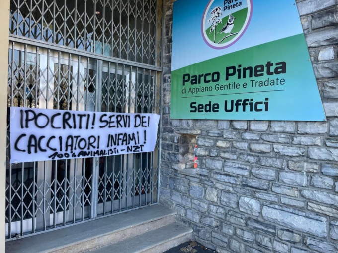 Animalisti, “sigillato” il Municipio di Binago