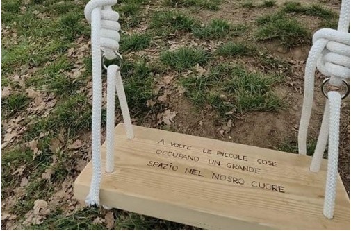 Rimossa l’altalena sotto la grande quercia di Caronno Corbellaro