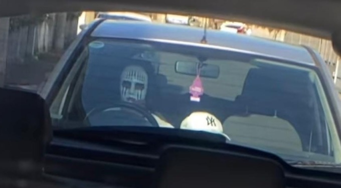 Fuori da scuola con una maschera horror, sui social solbiatesi scoppia l’allarme