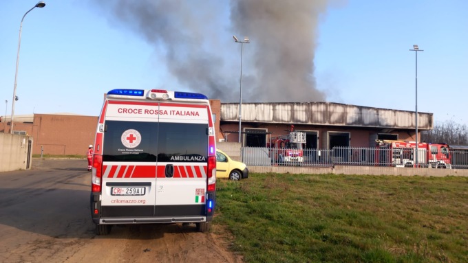 Incendio a Turate: l’invito a tenere chiuse le finestre