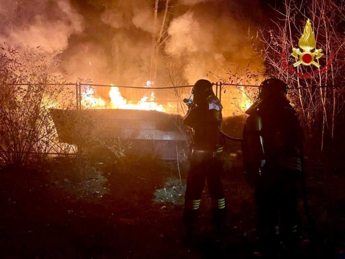 Tradate, barca e bosco in fiamme in via Padania