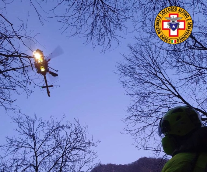 Cade e si lussa la spalla: salvata dal Soccorso alpino