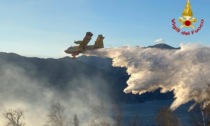 Incendio nei boschi a Montegrino Valtravaglia, due Canadair in volo