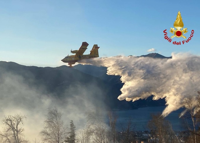 Incendio nei boschi a Montegrino Valtravaglia, due Canadair in volo