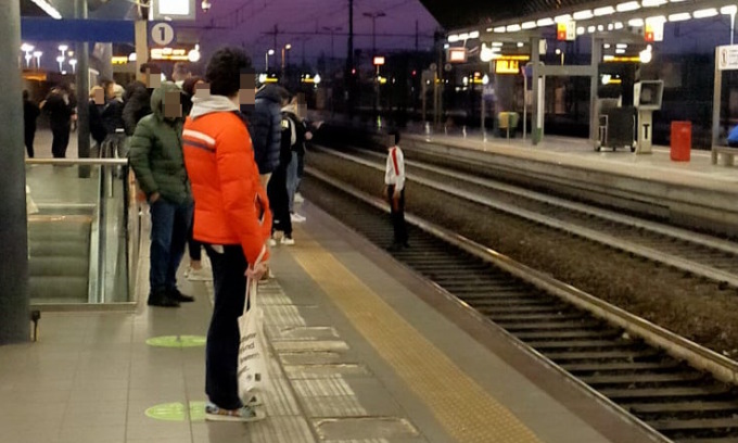 Ragazzi si fanno selfie sui binari, follia in stazione