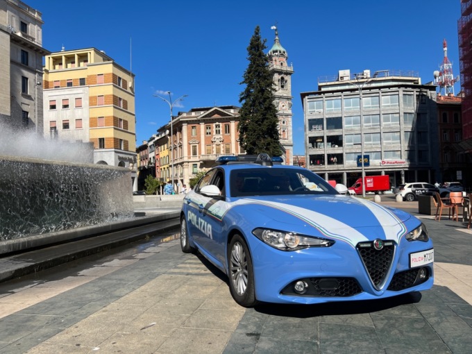 Spaccio vicino al centro commerciale: un arresto e una denuncia