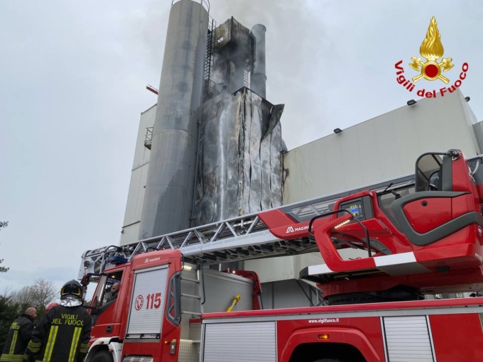Incendio in una ditta di asfalti a Gavirate