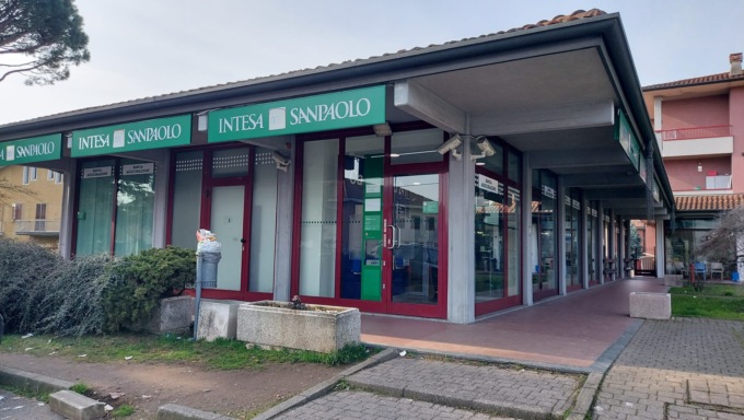 A Locate raccolta firme del Comune contro la chiusura della banca