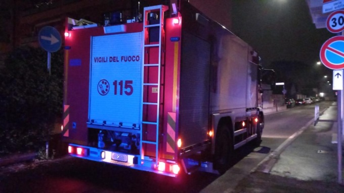 Fiamme in un garage di Olgiate, Vigili del Fuoco e ambulanze al lavoro VIDEO