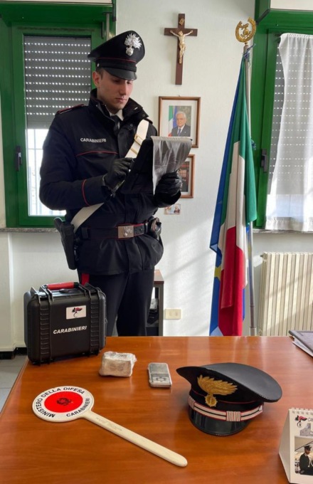 Contrasto allo spaccio: smantellato un bivacco nel bosco