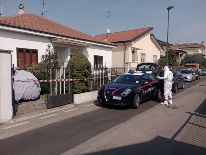 Cadavere mummificato nella cassapanca: la figlia era stata ritrovata morta pochi giorni prima