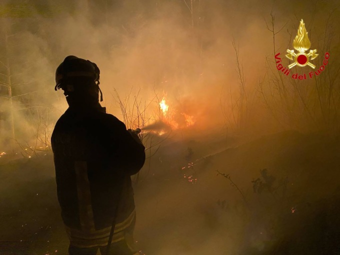 Incendio a Montegrino: bruciati quaranta ettari di area boschiva