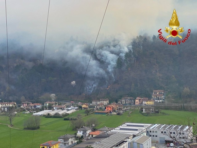 Incendio a Montegrino: le fiamme sono ripartite nella notte
