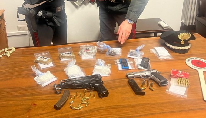 Sette etti di droga e una pistola mitragliatrice Skorpion trovati a Gerenzano