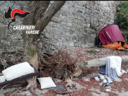 Fermato spacciatore: smantellato il bivacco con vista lago