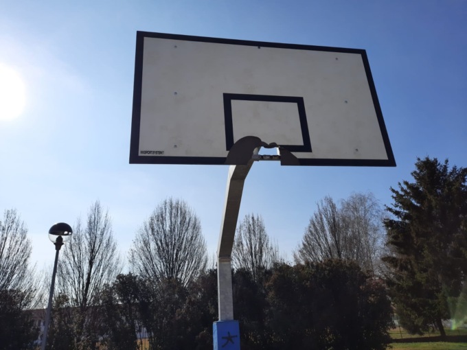 Cislago, vandali contro il canestro del parco