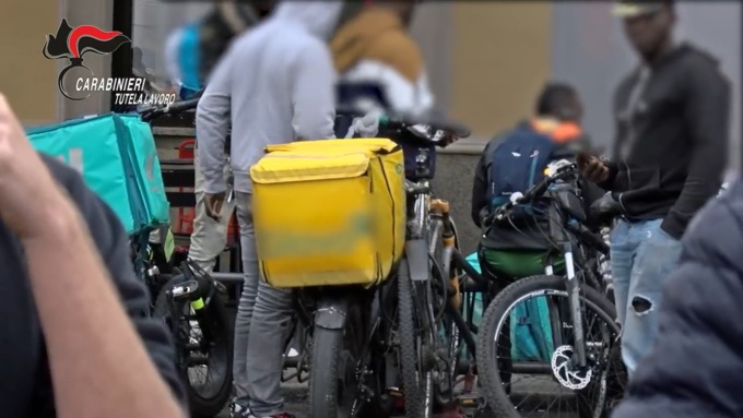 Rider sfruttati, operazione nazionale contro il “caporalato digitale”